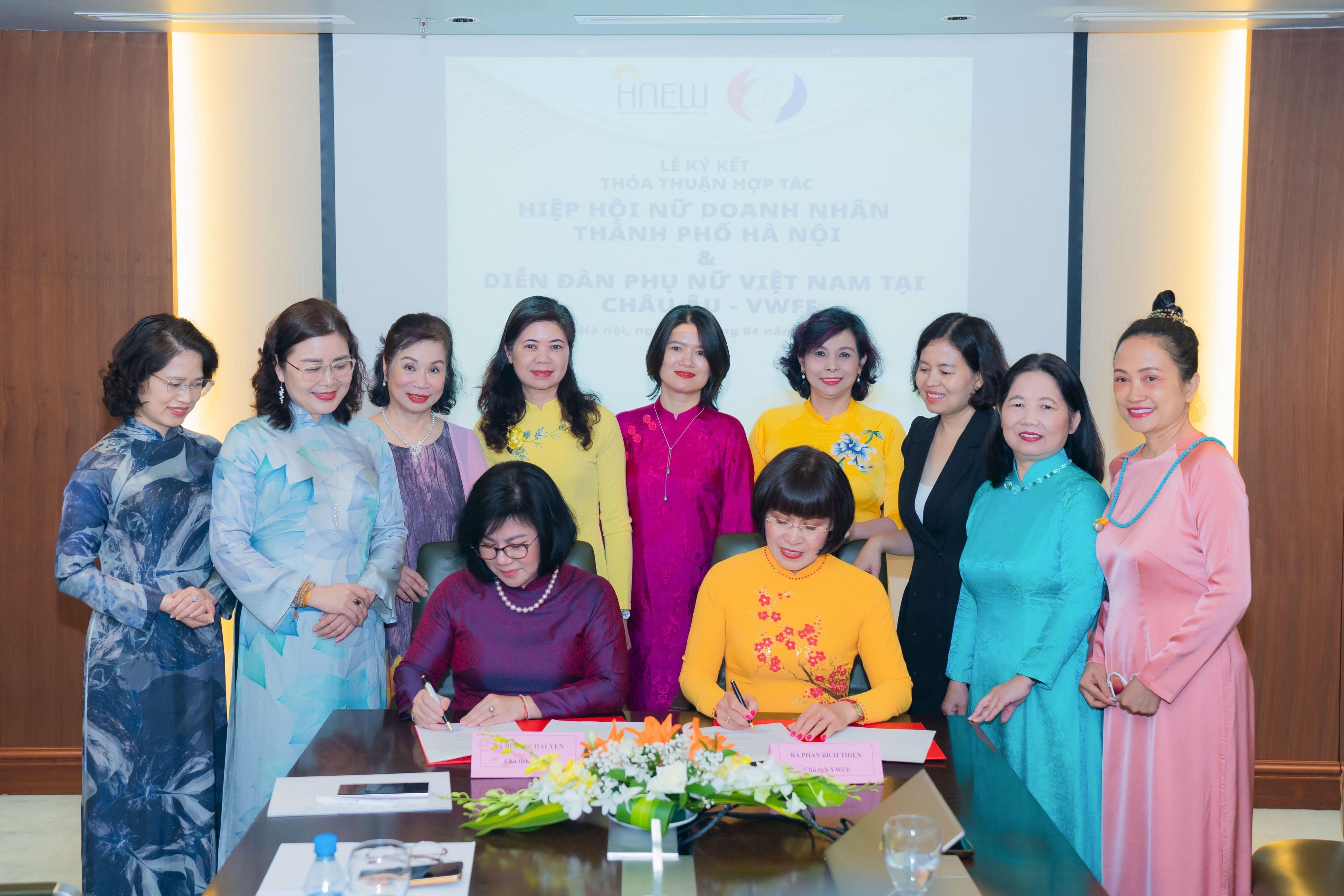 Bản in : 河内女企业家协会签署合作协议 提高越南妇女地位和贡献 | Vietnam+ (VietnamPlus)