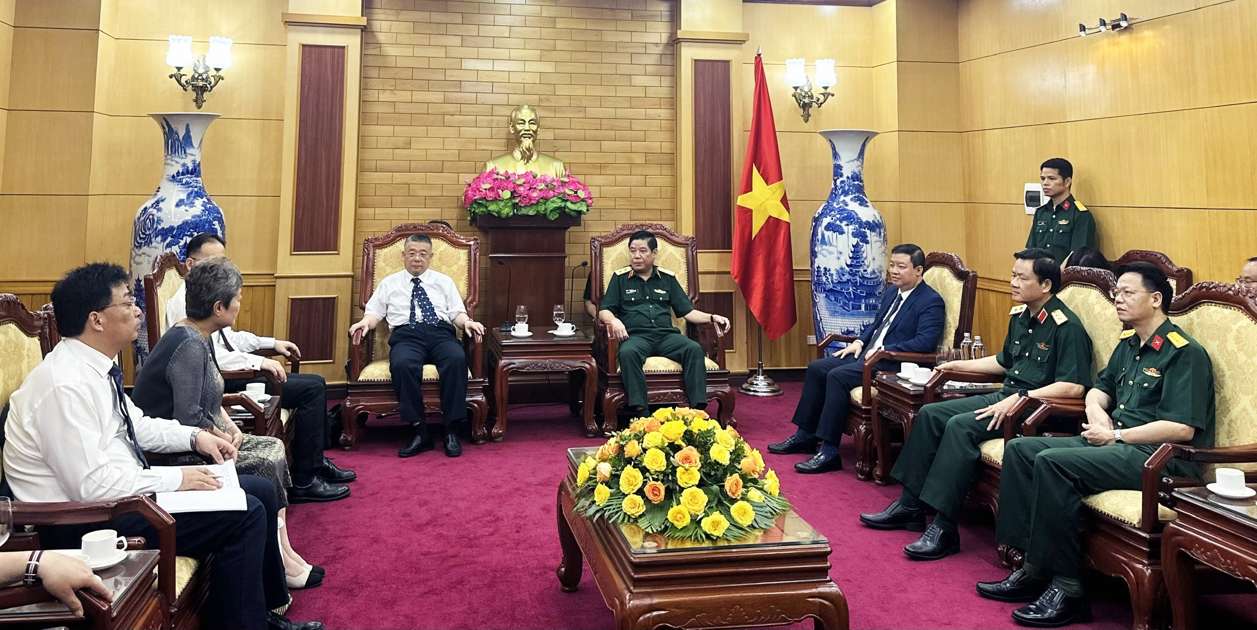 阮文熊中将5月9日在河内会见援越抗法的中国顾问和专家家属团