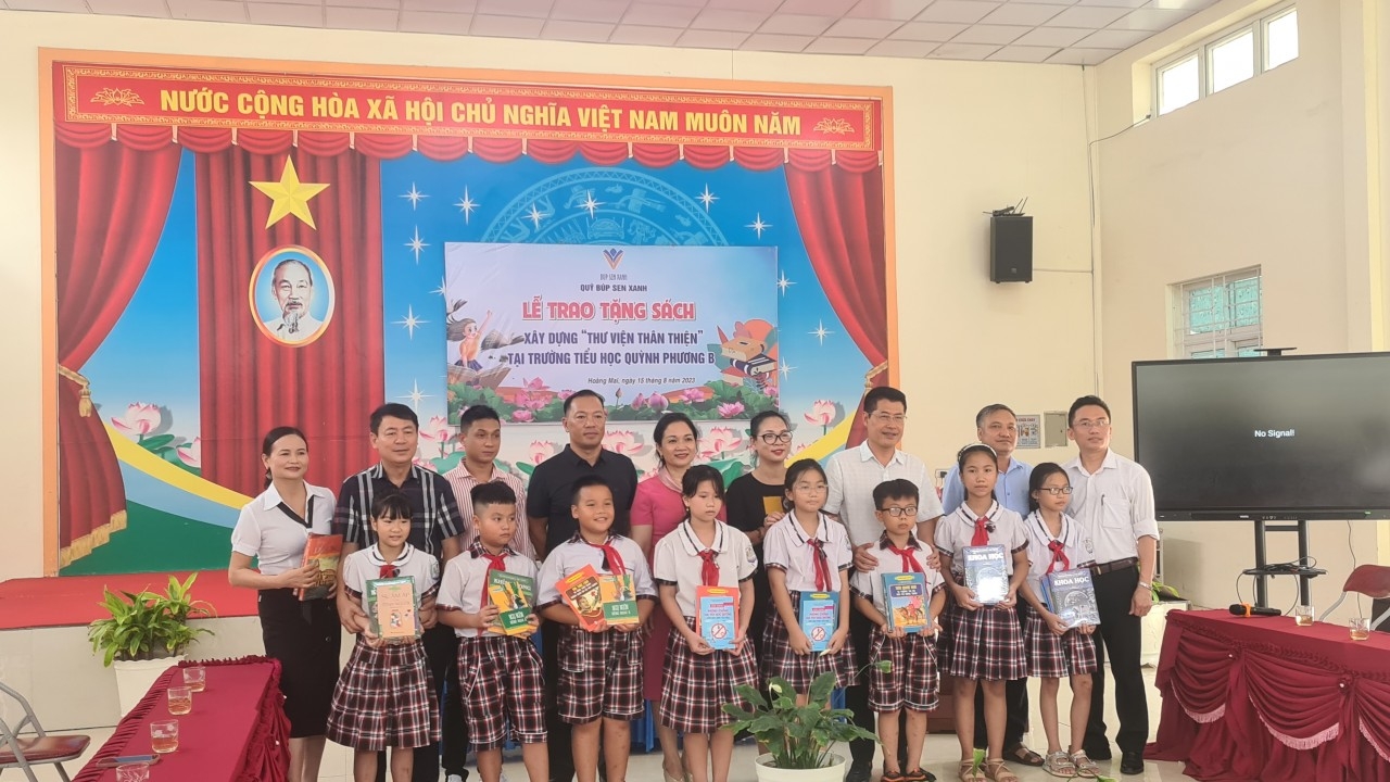 向义安省黄梅市社 2 所学校捐赠 2,000 本书和绿色图书馆