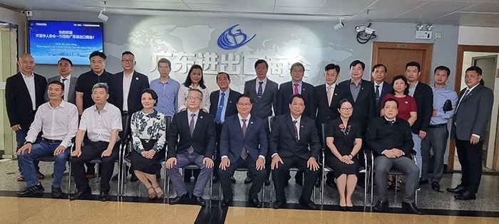 代表团与广东省进出口协会及广东省企业合影留念。
