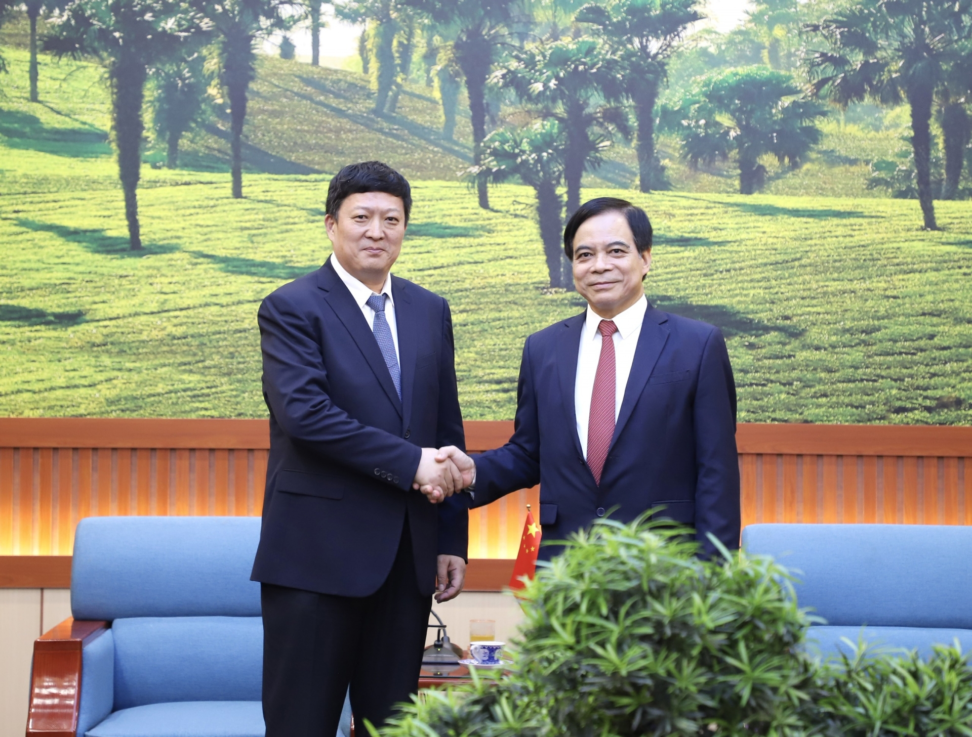 省人民委员会副主席阮青海和隽新阳在4月18日的工作会议上。