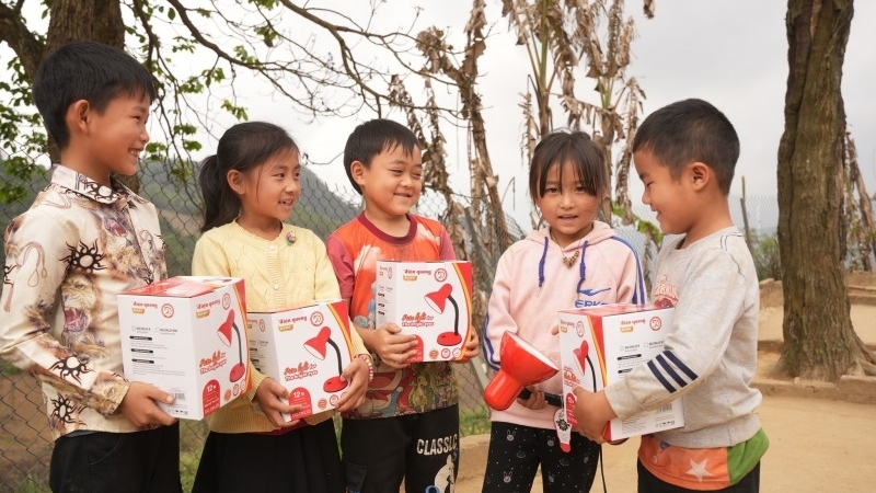 越南儿童基金会向3个省份的学生捐赠6930盏台灯