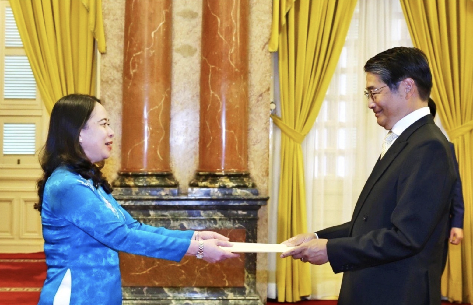 越南国家代主席武氏映春会见前来递交国书的日本新任驻越南大使伊藤直树。