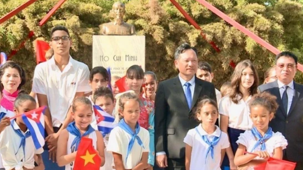 古巴与各民族友好研究院（ICAP）同越南驻古巴大使馆代表已前往哈瓦那胡志明公园，向胡志明主席塑像献花。