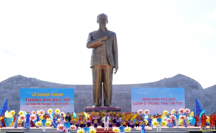 胡伯伯纪念台在坚江省富国岛上落成。