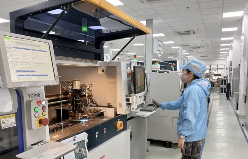 农业学院的教师指导学生操作集成人工智能(AI)和物联网(IoT)的现代设备,以开展科研活动。图片来源: 越通社 农业学院的教师指导学生操作集成人工智能(AI)和物联网(IoT)的现代设备,以开展科研活动。图片来源: 越通社