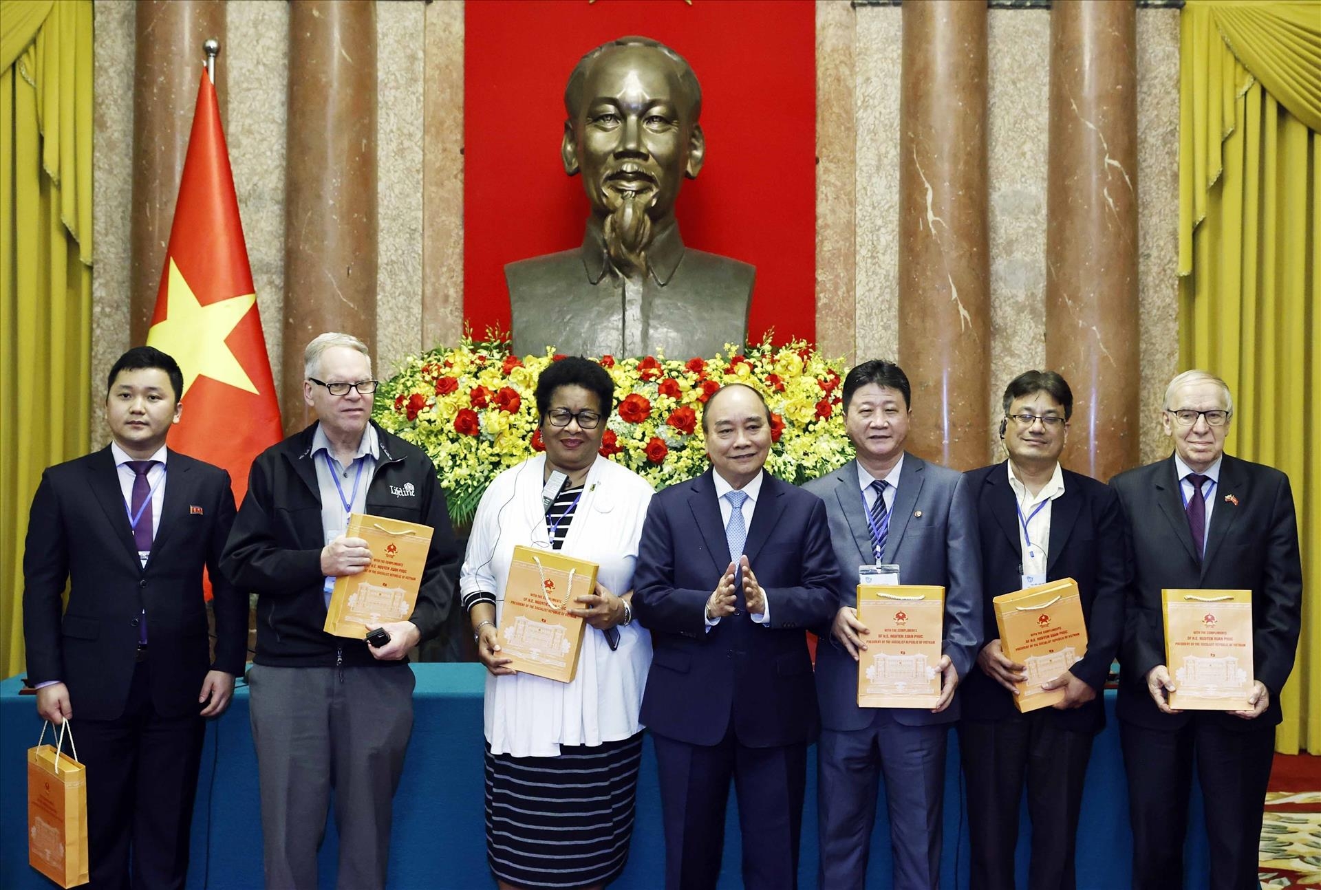 越南国家主席阮春福向世界和平理事会第22届大会参会代表赠送礼物。