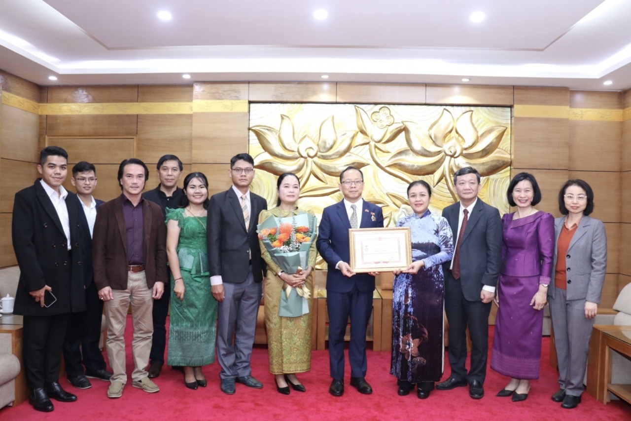 Bản in : 柬埔寨驻越大使获“致力于各民族和平友谊” 纪念章 | Vietnam+ (VietnamPlus)