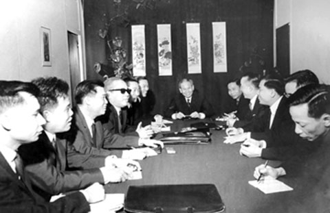 内部会议上的谈判代表团团长春水（中）。 图片由郑玉太先生（左一）提供。
