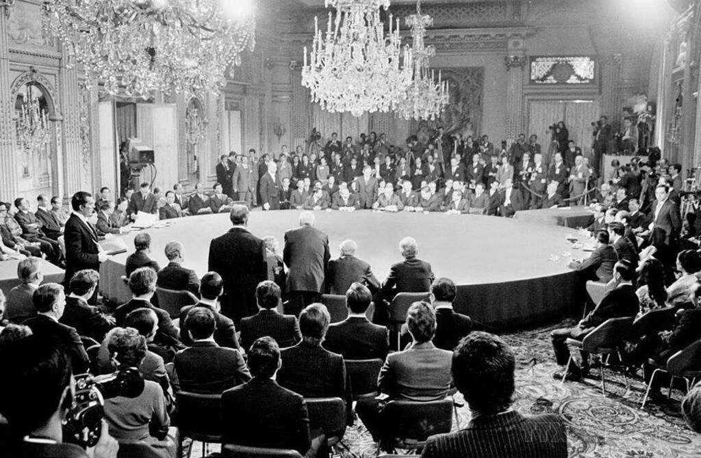 1973 年 1 月 27 日在法国巴黎国际会议中心举行的《巴黎协定》签署仪式。