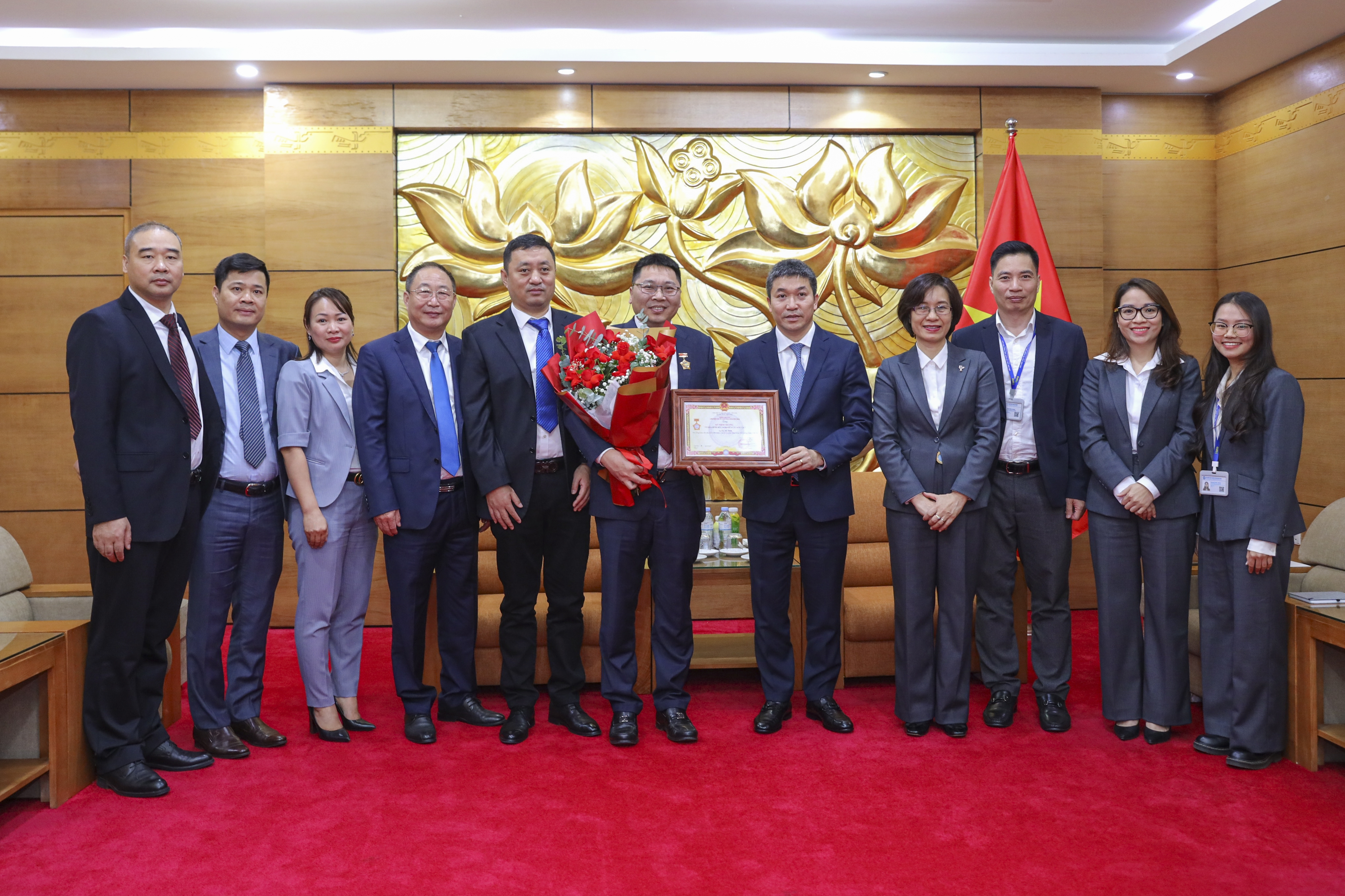 越南友好组织联合会主席潘英山向河内天禹环保能源股份公司副总经理李爱军颁发了“为民族间和平与友谊”纪念章。（图：丁和 摄）