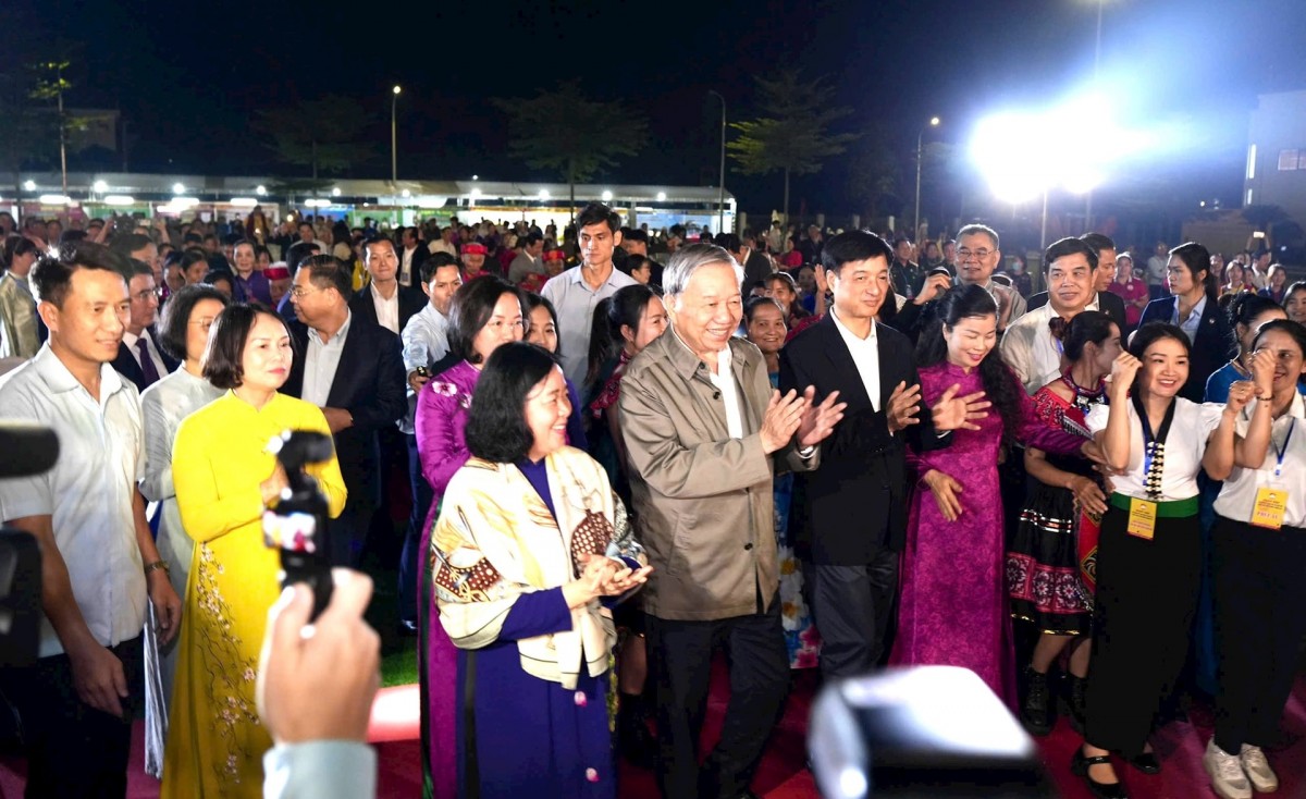 在全民族的“大团结共同屋檐”下，创造灿烂春天