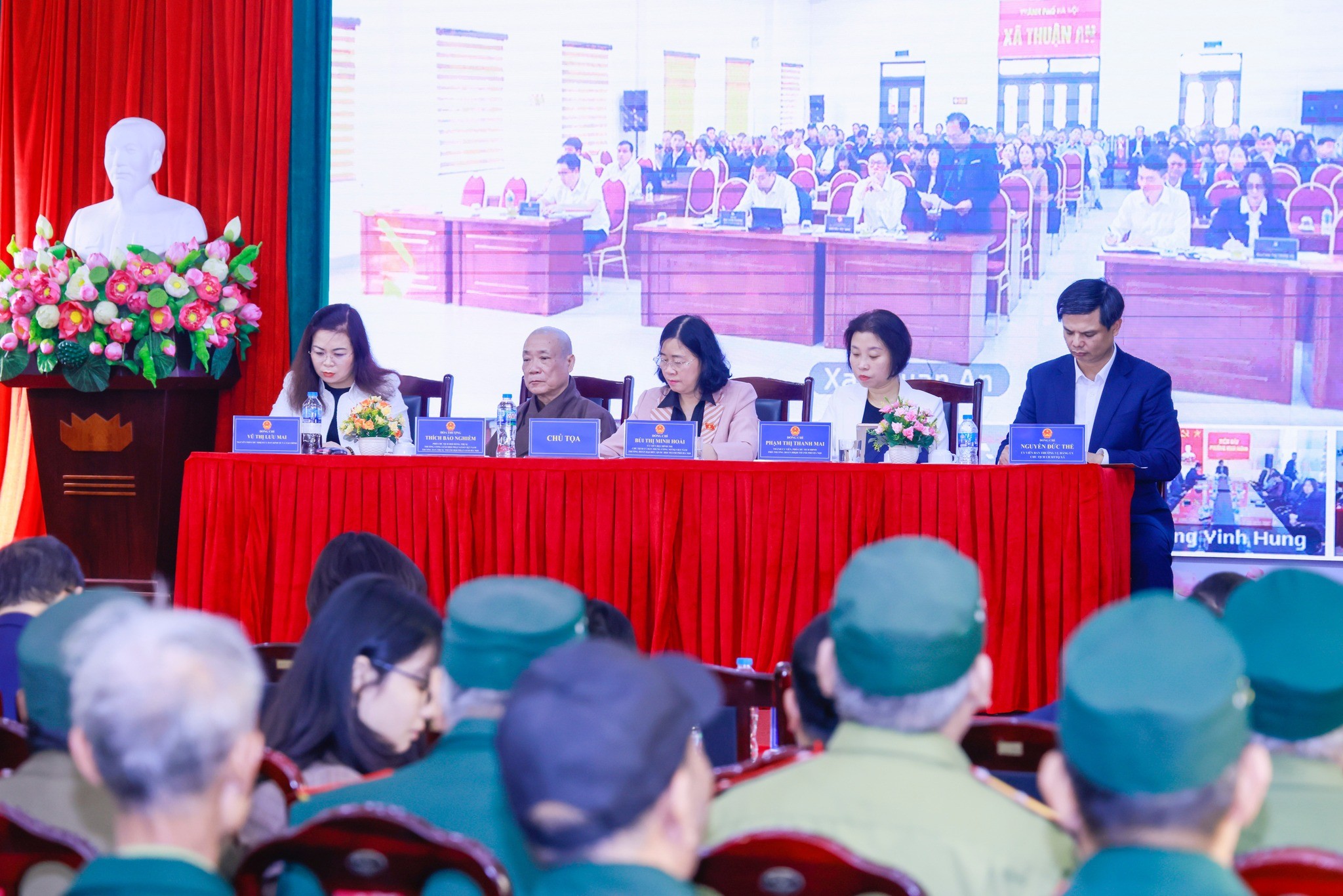 Bà Bùi Thị Minh Hoài, Ủy viên Bộ Chính trị, Bí thư Trung ương Đảng, Bí thư Đảng ủy MTTQ, các đoàn thể Trung ương, Chủ tịch Ủy ban Trung ương MTTQ Việt Nam lắng nghe ý kiến cử tri ngày 19/12/2025 