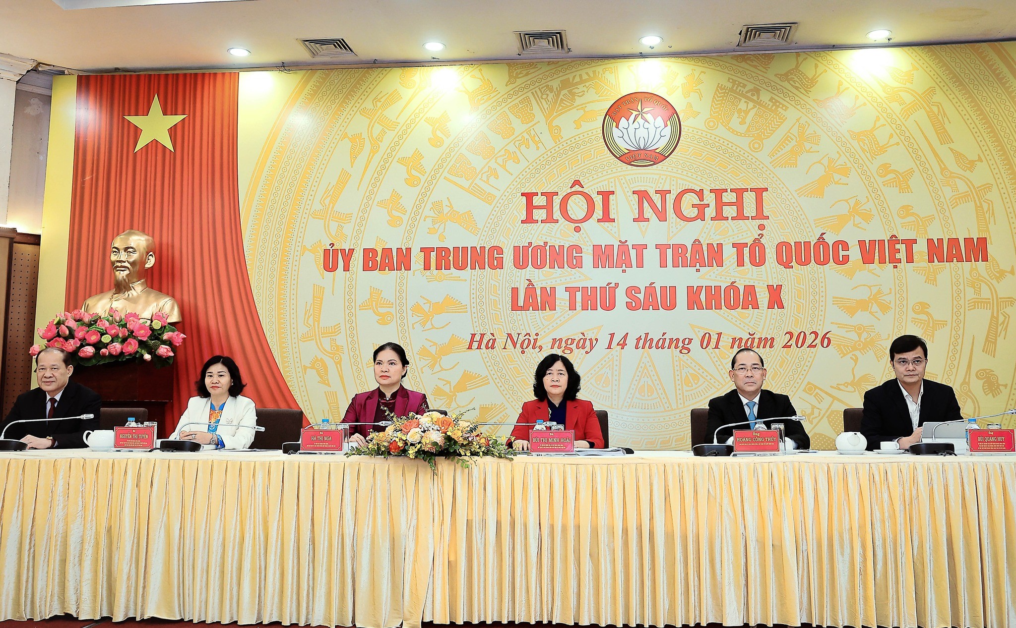Bà Bùi Thị Minh Hoài, Ủy viên Bộ Chính trị, Bí thư Trung ương Đảng, Bí thư Đảng ủy MTTQ, các đoàn thể Trung ương, Chủ tịch Ủy ban Trung ương MTTQ Việt Nam cùng các đồng chí trong Ban Thường trực chủ trì Hội nghị Ủy ban Trung ương MTTQ Việt Nam lần thứ sáu khóa X