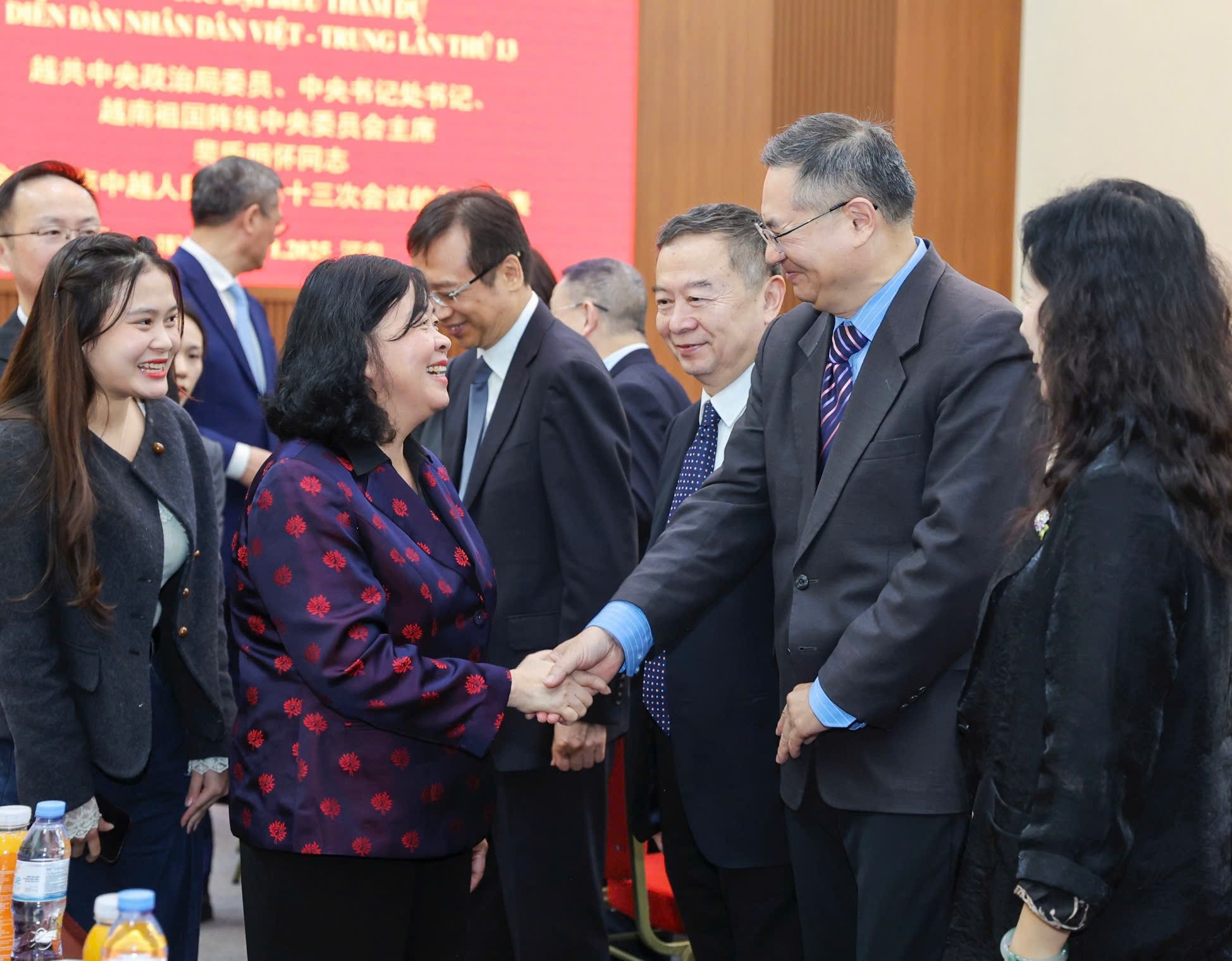 Bà Bùi Thị Minh Hoài, Ủy viên Bộ Chính trị, Bí thư Trung ương Đảng, Chủ tịch Ủy ban Trung ương Mặt trận Tổ quốc Việt Nam bắt tay ông Thành Hán Bình tại Diễn đàn nhân dân Việt -Trung lần thứ 13.