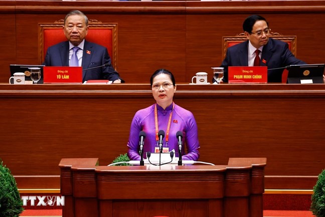 Đồng chí Hà Thị Nga, Ủy viên Trung ương Đảng, Phó Bí thư Thường trực Đảng ủy Mặt trận Tổ quốc, các đoàn thể Trung ương, Phó Chủ tịch - Tổng Thư ký Ủy ban Trung ương Mặt trận Tổ quốc Việt Nam trình bày tham luận tại Đại hội. Ảnh: TTXVN 