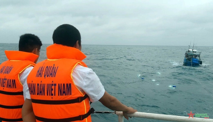 Bản in : 越南海军第二区及时营救海上遇险的9名渔民 | Vietnam+ (VietnamPlus)