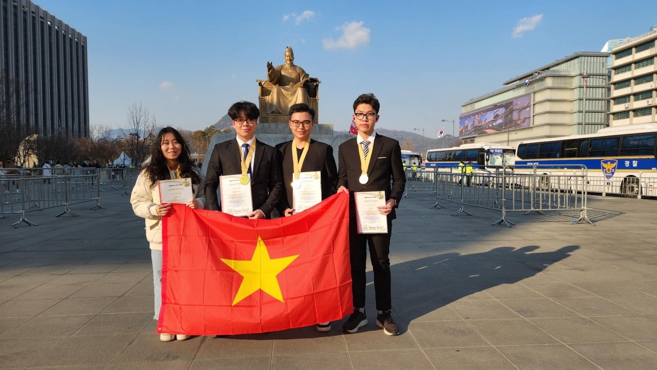 Bản in : 越南4名学生获得世界发明创意奥林匹克大会（WICO）金牌 | Vietnam+ (VietnamPlus)