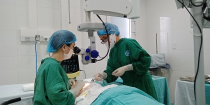 广南省接收由 FHF 为老年人眼保健项目资助的11亿越南盾