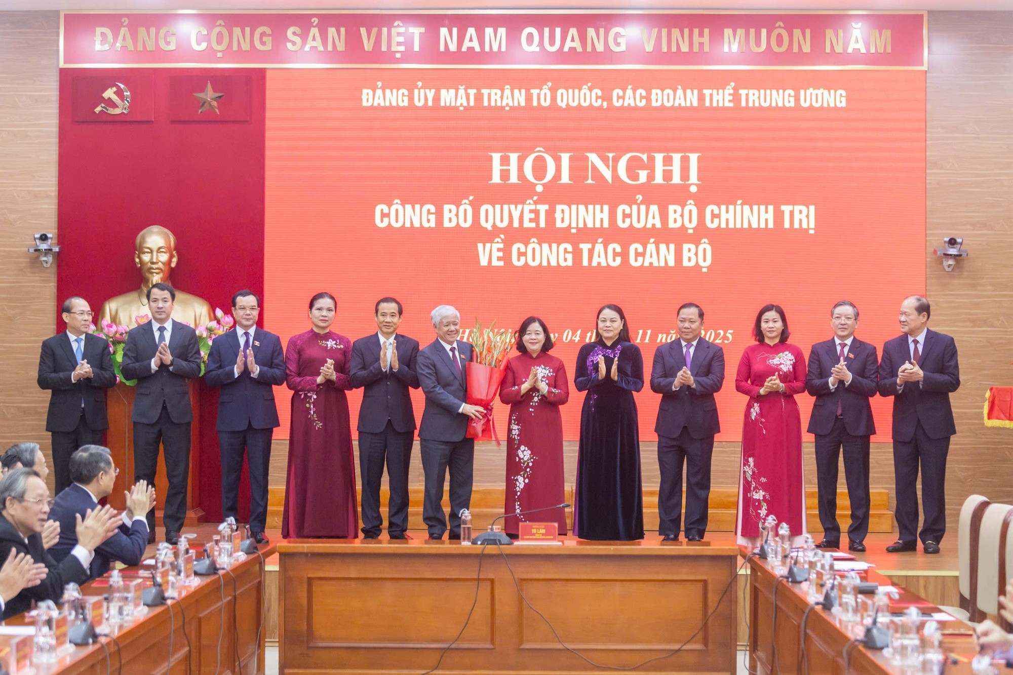 阮明钟博士:越南祖国阵线和中央各群众团体党委将成为政治体系的坚实支柱 TS.Nguyễn Minh Chung: Đảng bộ MTTQ, các đoàn thể Trung ương sẽ trở thành trụ cột vững chắc của hệ thống chính trị