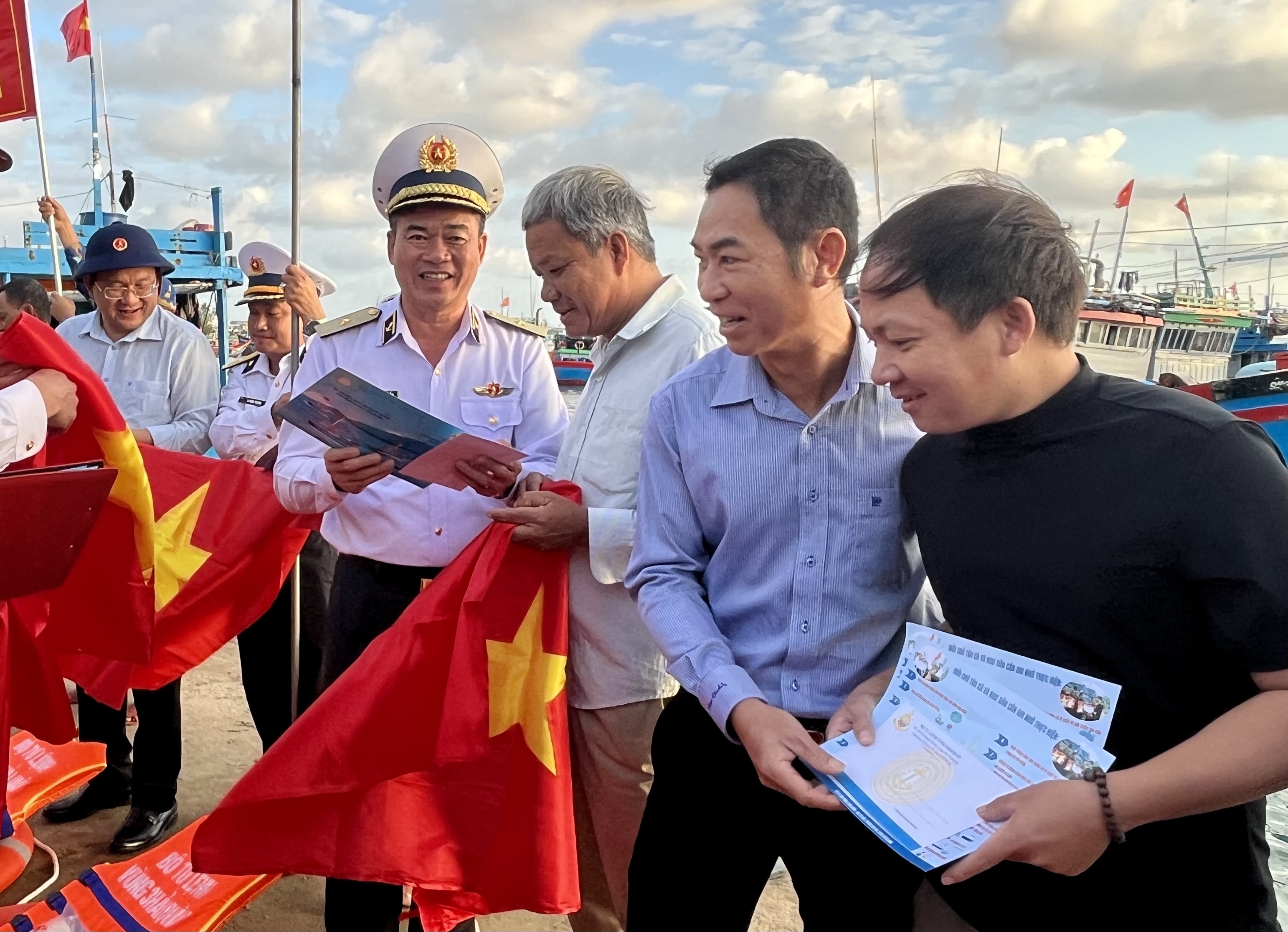 越南海军第3区在昏果岛与李山开展防范和打击IUU捕捞宣传活动