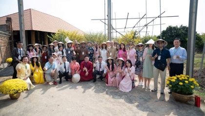 国际友人在胡志明市体验越南传统春节