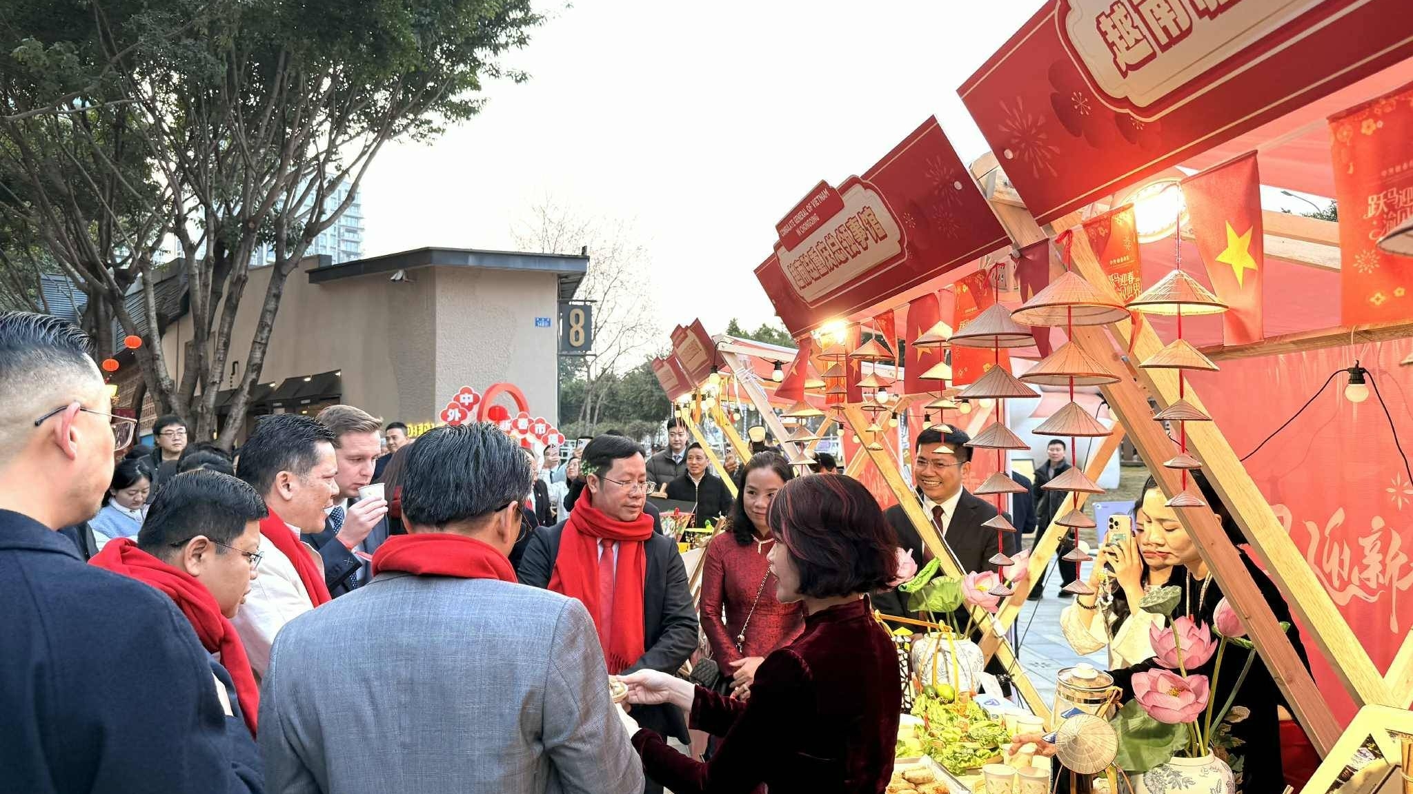 在中国重庆国际春季博览会上推广越南文化、饮食与产品