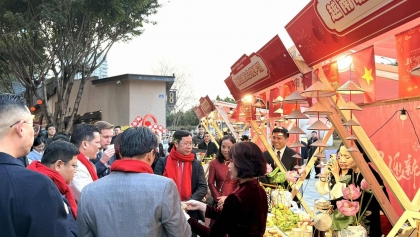 在中国重庆国际春季博览会上推广越南文化、饮食与产品