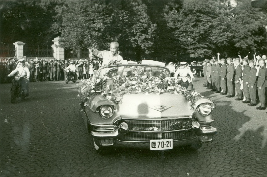 Nhân dân thủ đô Sofia nồng nhiệt chào đón Chủ tịch Hồ Chí Minh. Ảnh: Cục Lưu trữ quốc gia Bulgaria