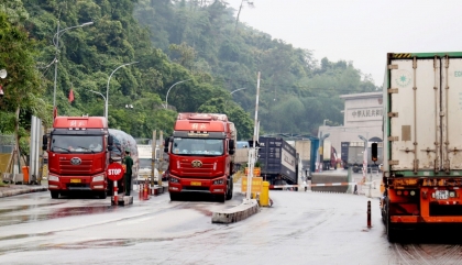 春节期间逾1400辆货车经谅山口岸通关