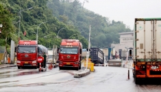 春节期间逾1400辆货车经谅山口岸通关