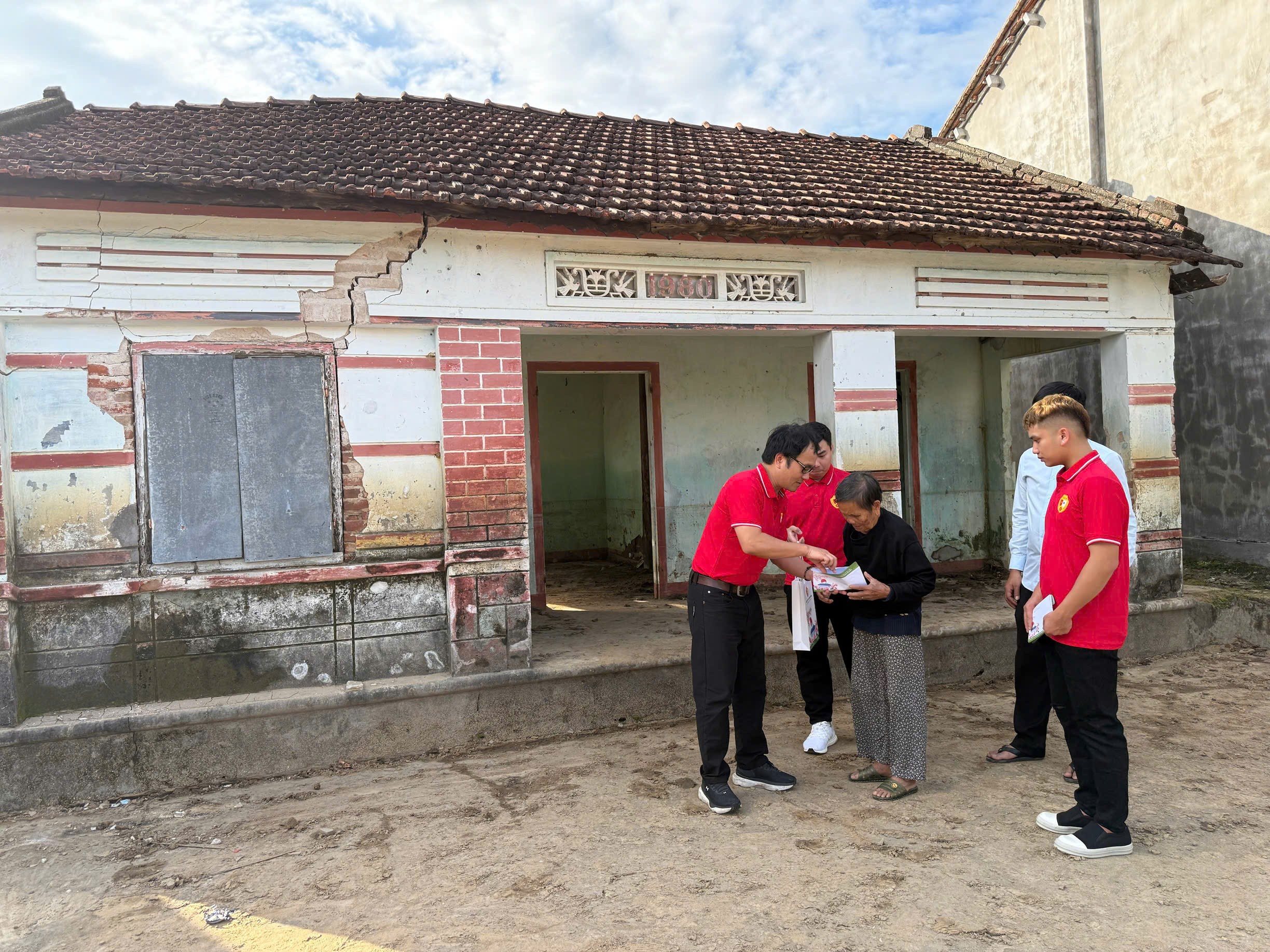侨胞连结爱心纽带,抚平自然灾害创伤 Kiều bào nối nhịp yêu thương, hàn gắn vết thương thiên tai