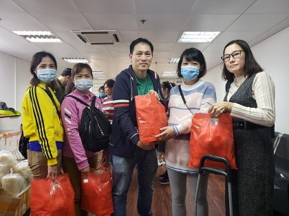 旅居澳门越南人协会向受新冠肺炎疫情影响的越南人赠送200份礼物