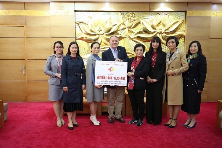 越南—加拿大友好协会移交关爱儿童慈善义跑筹集到的逾11亿越盾善款支票