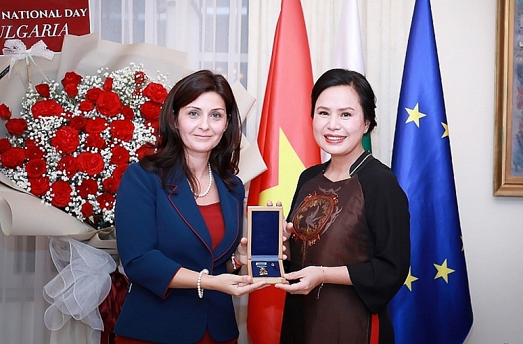 保加利亚共和国驻越南特命全权大使马琳娜•佩特科娃(Marinela Petkova)向裴氏金春女士授予‘金月桂’ 荣誉勋章。