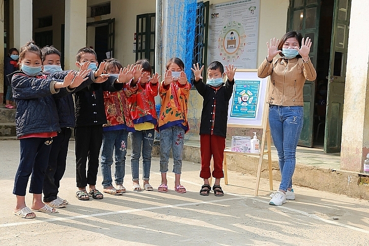 越南世界宣明会向奠边省捐赠口罩和速干手消毒液