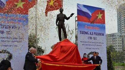 俄罗斯作家协会向河内人民赠送的大诗人普希金塑像
