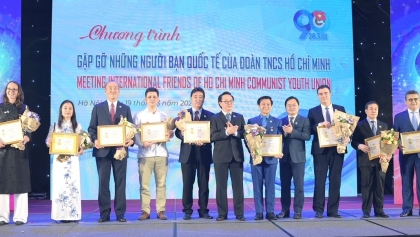 越南向15名外国个人授予‘致力于青年一代’纪念章
