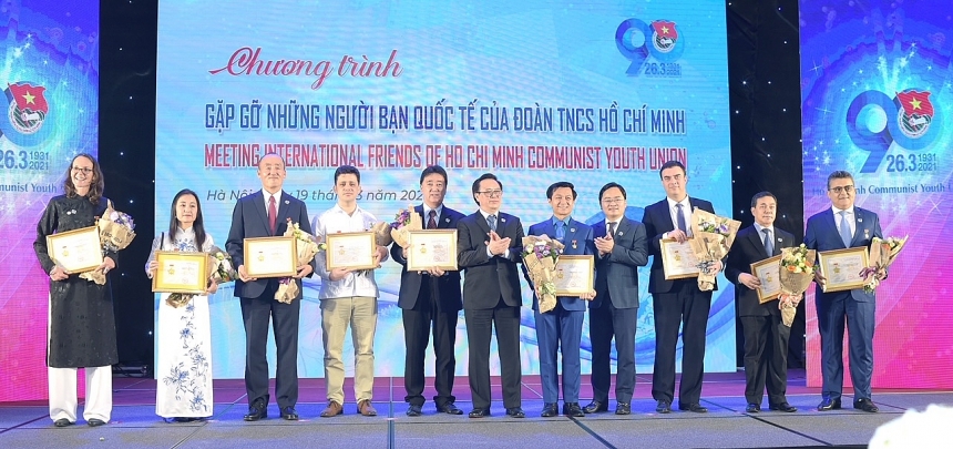 越南向15名外国个人授予“致力于青年一代”纪念章