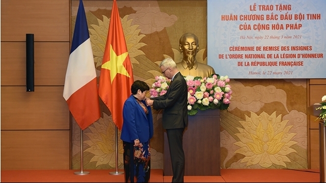 越法友好议员小组主席阮翠英荣获“法国荣誉军团骑士勋章”