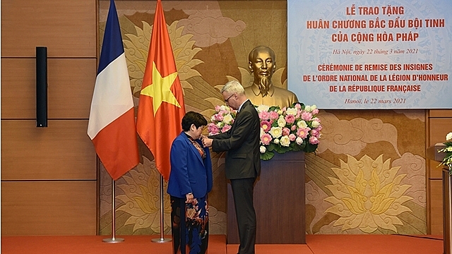 法国驻越南大使尼古拉斯·沃纳里受法国总统委托向阮翠英女士授予“法国荣誉军团骑士勋章”。