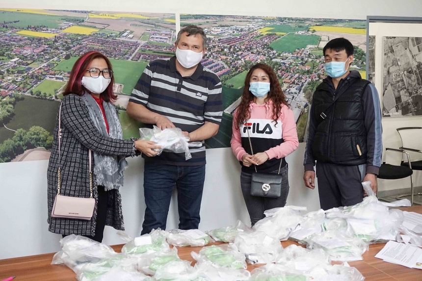 旅捷越南人社群发起缝制口罩和捐款帮助各家医院。（图：越通社）