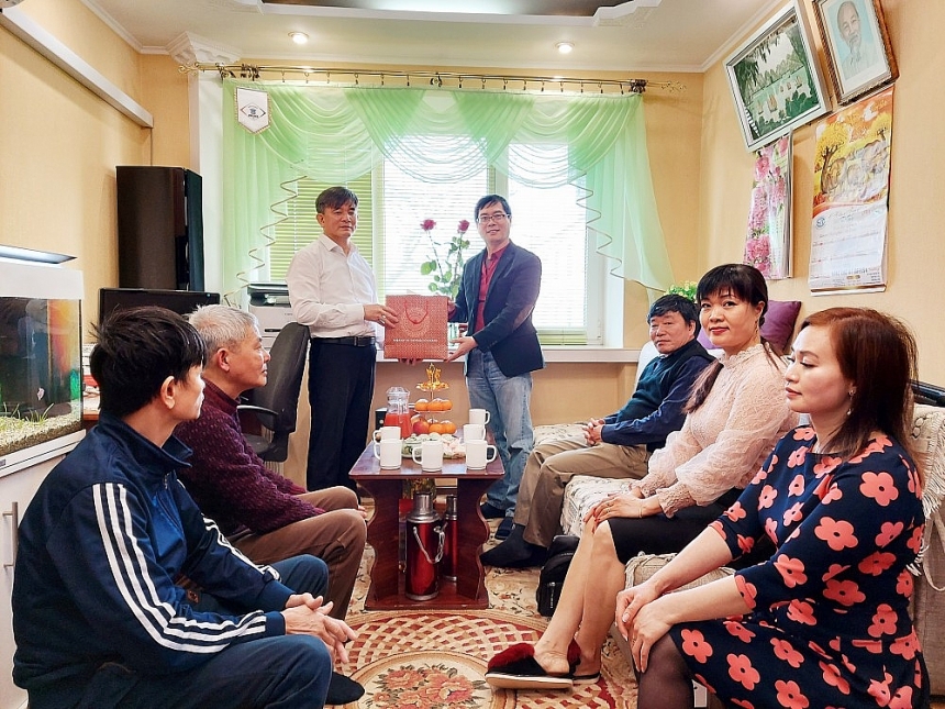 越南驻乌克兰大使阮宏石已同旅居尼古拉耶夫州越南人举行会面。