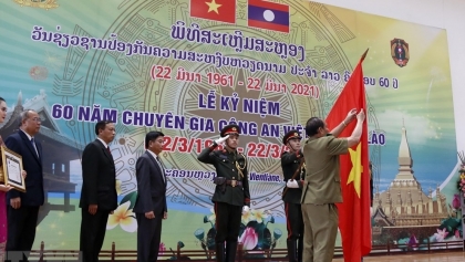 向越南公安部驻老挝代表机构授予自由勋章