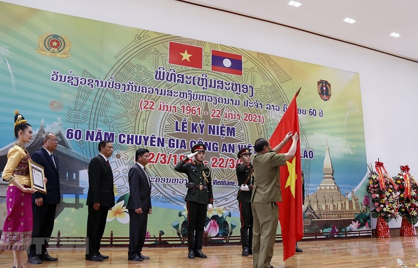老挝党和国家向越南公安部驻老挝代表机构授予二等自由勋章。（图：越通社）