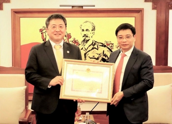 Bản in : 越南交通运输部向日本国际协力机构驻越南首席代表颁发纪念章 | Vietnam+ (VietnamPlus)