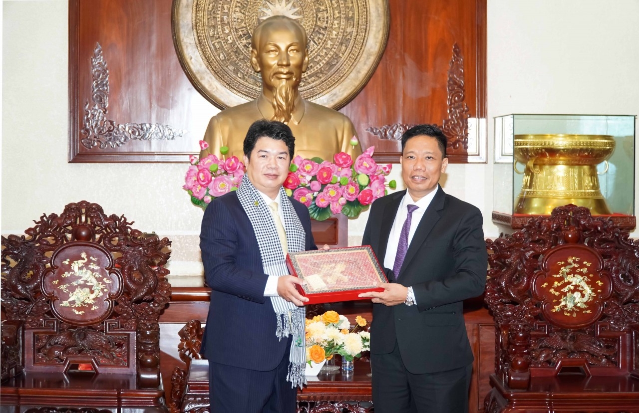 苴市人民委员会副主席阮实现向驻胡志明市台北经济文化办事处主任韩国耀赠送纪念品。
