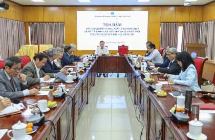 座谈会：在新时代发展阶段推动对外工作并提升国际融入水平