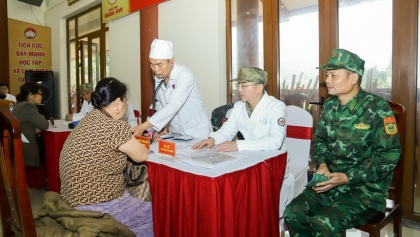 越中军医联合义诊服务边境民众