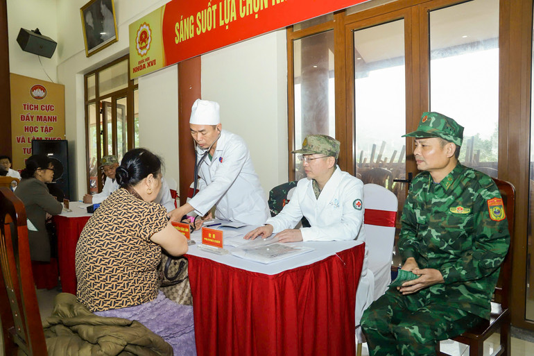 越中军医联合义诊服务边境民众